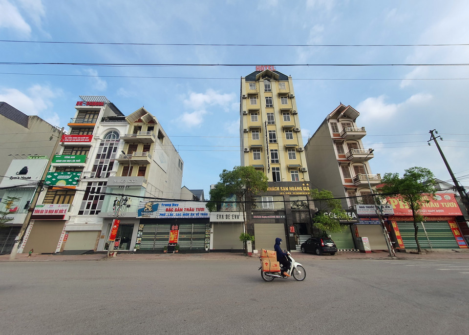 Nhiều cửa hàng không thiết yếu đã đóng cửa từ nhiều ngày nay. (Ảnh: Danh Lam/TTXVN)