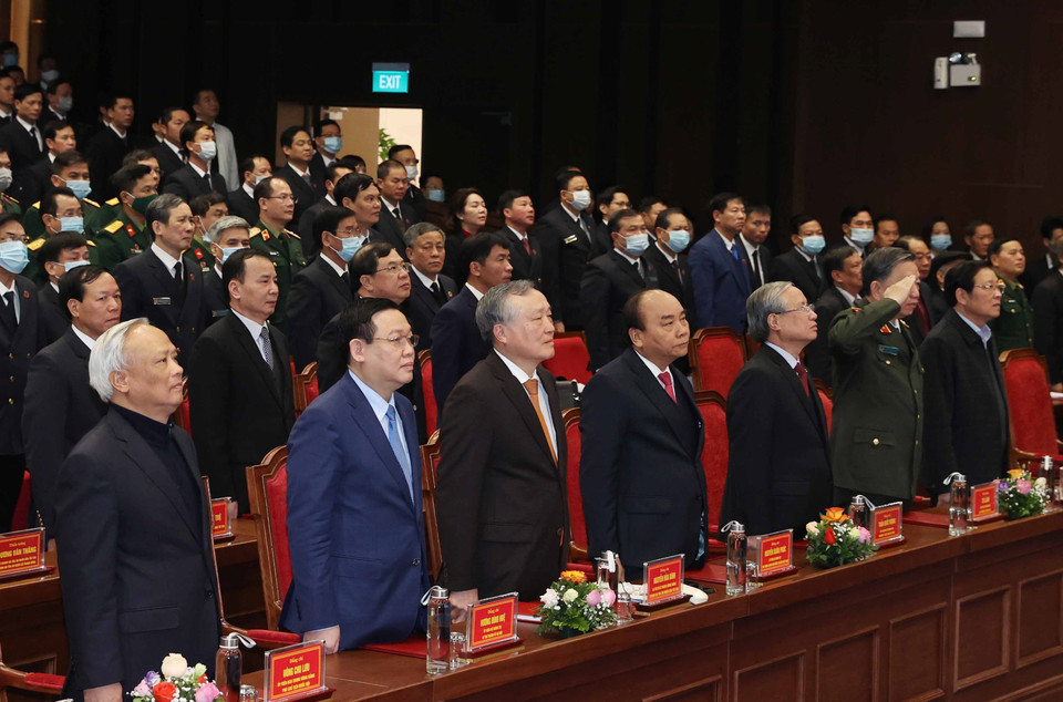 Thủ tướng Nguyễn Xuân Phúc và các đại biểu thực hiện nghi thức chào cờ. (Ảnh: Thống Nhất/TTXVN)