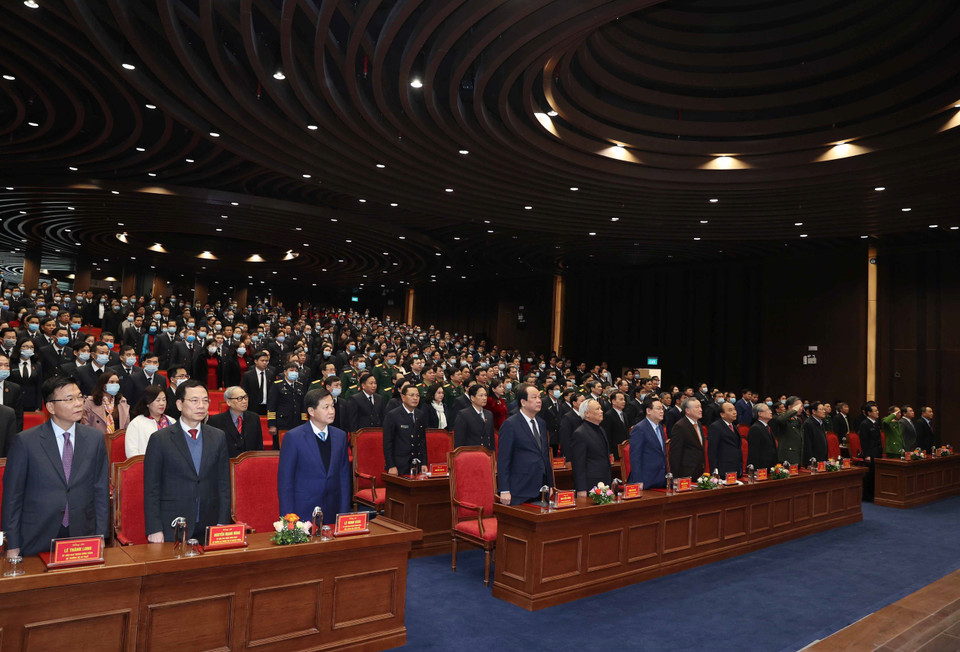 Thủ tướng Nguyễn Xuân Phúc và các đại biểu thực hiện nghi thức chào cờ. (Ảnh: Thống Nhất/TTXVN)