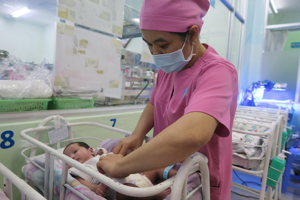 Nữ hộ sinh Khoa Sơ sinh chăm sóc trẻ sinh non bị bỏ rơi. (Ảnh: Đinh Hằng/TTXVN)