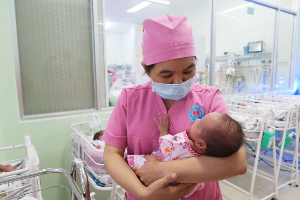 Nữ hộ sinh Khoa Sơ sinh chăm sóc một đứa trẻ sinh non bị bỏ rơi. (Ảnh: Đinh Hằng/TTXVN)