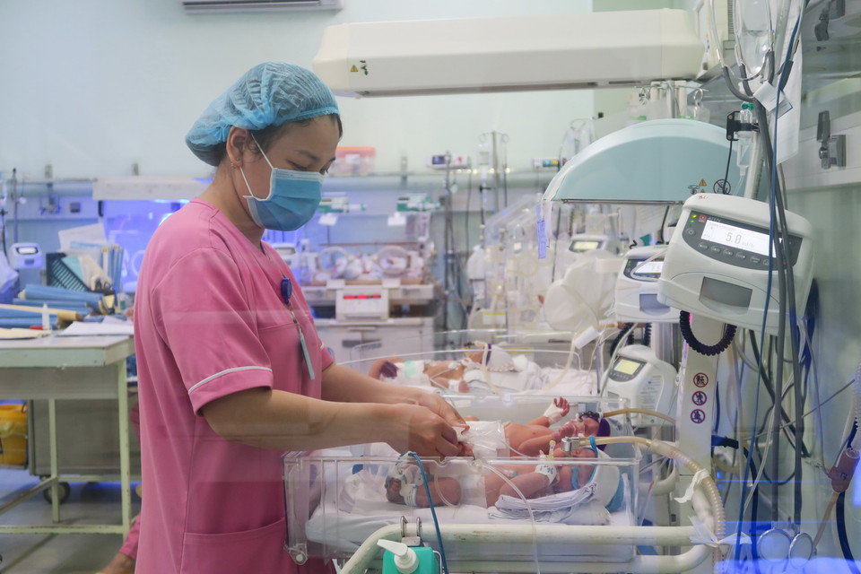 Điều dưỡng viên Khoa Sơ sinh chăm sóc trẻ sinh non. (Ảnh: Đinh Hằng/TTXVN)