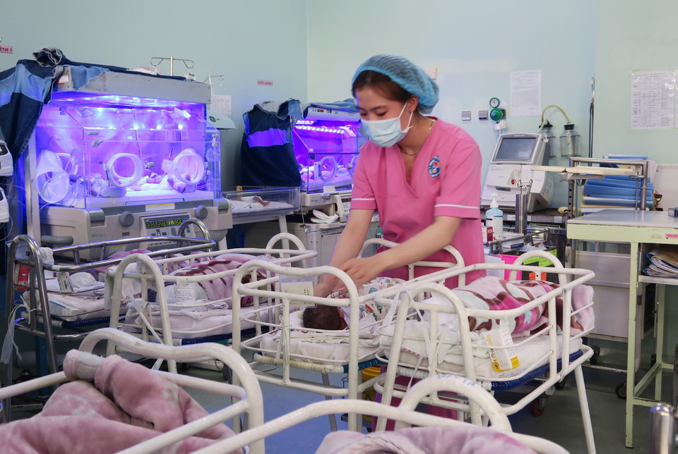 Điều dưỡng viên Khoa Sơ sinh chăm sóc cho trẻ sinh non. (Ảnh: Đinh Hằng/TTXVN)
