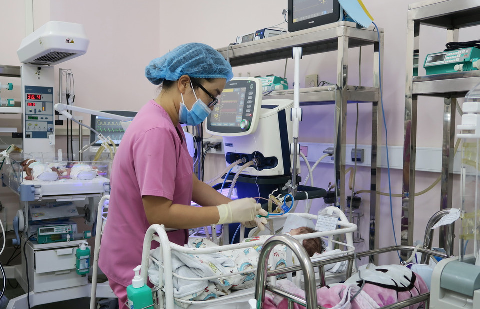 Điều dưỡng viên Khoa Sơ sinh chăm sóc cho trẻ sinh non. (Ảnh: Đinh Hằng/TTXVN)