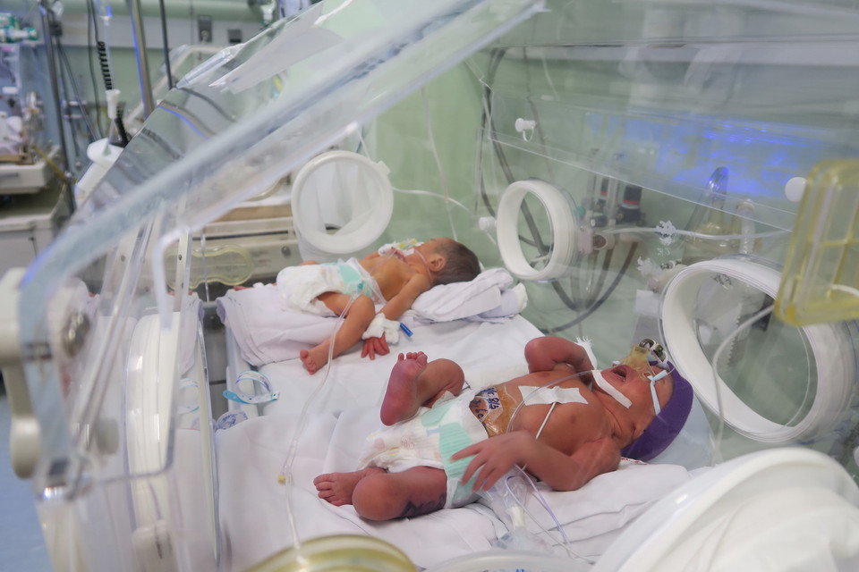 Trẻ sinh non, nhẹ cân được nuôi dưỡng đặc biệt trong lồng ấp. (Ảnh: Đinh Hằng/TTXVN)