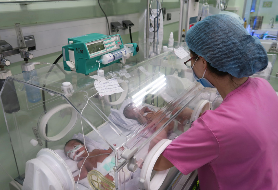 Trẻ sinh non được chăm sóc đặc biệt trong lồng ấp. (Ảnh: Đinh Hằng/TTXVN)