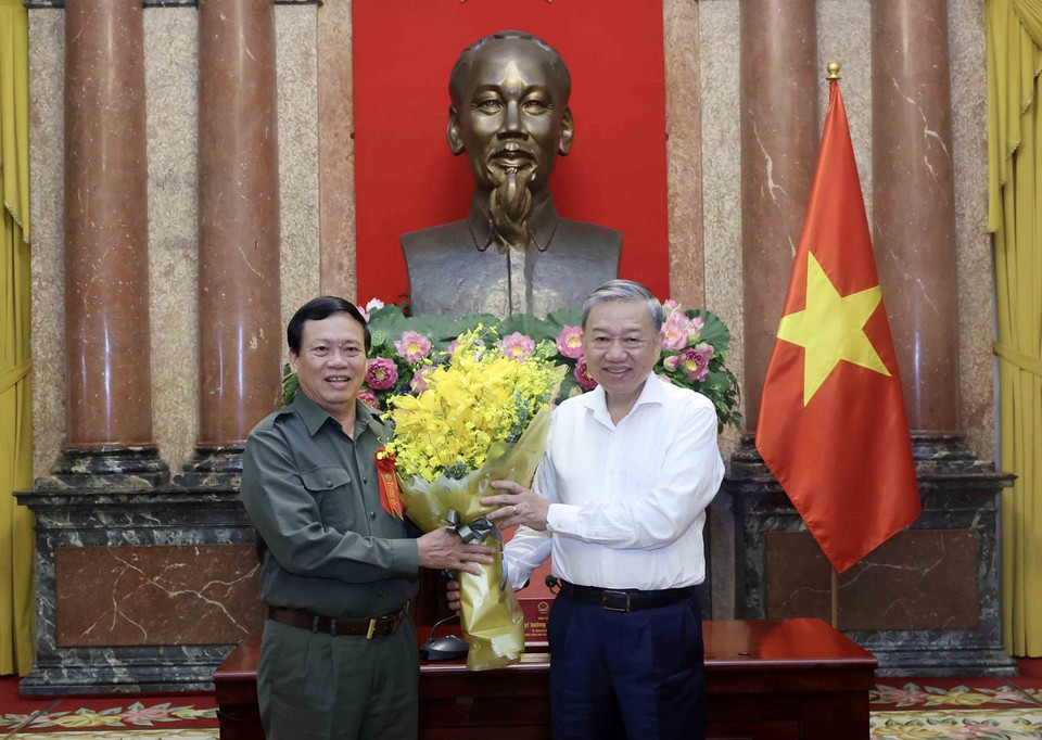 Chủ tịch nước Tô Lâm chúc mừng Ngày truyền thống của lực lượng Thanh niên xung phong Việt Nam. (Ảnh: Nhan Sáng/TTXVN)