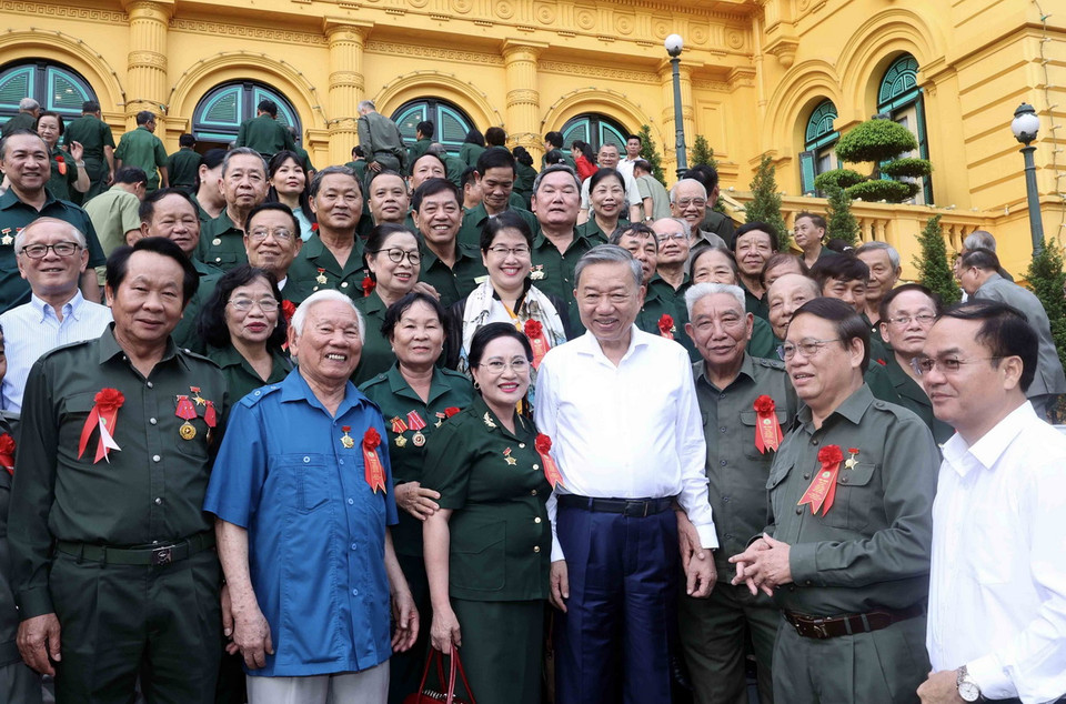 Chủ tịch nước Tô Lâm gặp mặt thân mật các đại biểu. (Ảnh: Nhan Sáng/TTXVN)