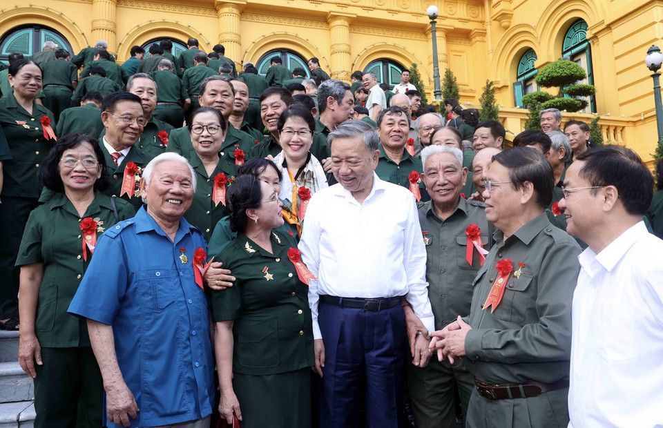 Chủ tịch nước Tô Lâm gặp mặt thân mật các đại biểu. (Ảnh: Nhan Sáng/TTXVN)