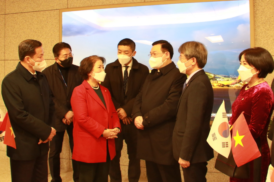 Phó Chủ tịch Nhóm Nghị sỹ hữu nghị Hàn-Việt Suh Jung-sook đón Chủ tịch Quốc hội Vương Đình Huệ tại sân bay Incheon. (Ảnh: Khánh Vân-Đức Hưng/TTXVN)