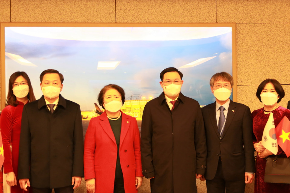 Chủ tịch Quốc hội Vương Đình Huệ chụp ảnh lưu niệm cùng cán bộ nhân viên Đại sứ quán Việt Nam tại Hàn Quốc. (Ảnh: Khánh Vân-Đức Hưng/TTXVN)