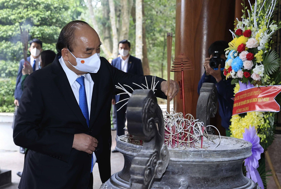 Chủ tịch nước Nguyễn Xuân Phúc dâng hương tại Khu di tích lịch sử Ngã ba Đồng Lộc. (Ảnh: Thống Nhất/TTXVN)
