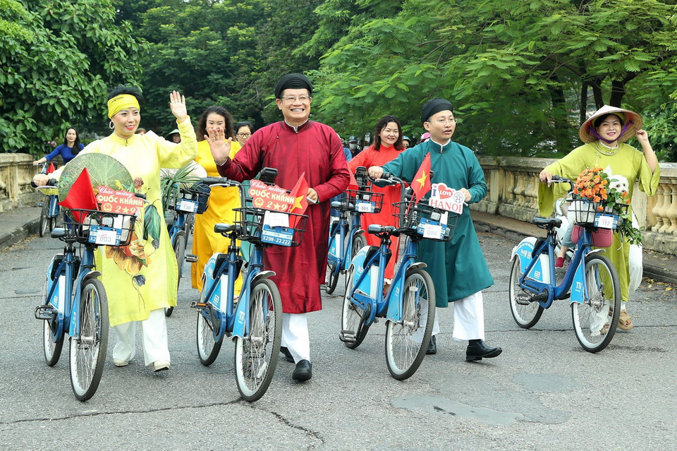 Những tà áo dài rực rỡ thướt tha trên các tuyến phố của Thủ đô Hà Nội. (Ảnh: Quốc Khánh/TTXVN)