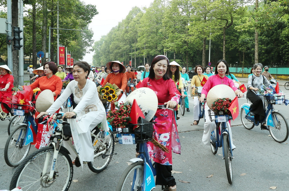 Đoàn diễu hành trên đường Hùng Vương chuẩn bị rẽ vào phố Phan Đình Phùng, một trong những tuyến phố đẹp nhất của Thủ đô Hà Nội. (Ảnh: Quốc Khánh/TTXVN)