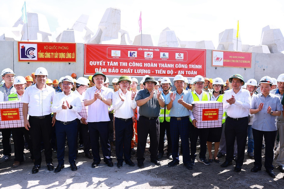 Thủ tướng Phạm Minh Chính tặng quà cho công nhân thi công Công trình Xây dựng Khu bến cảng Liên Chiểu. (Ảnh: Dương Giang/TTXVN)