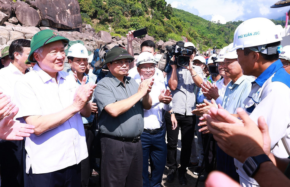Thủ tướng Phạm Minh Chính giao nhiệm vụ cho các đơn vị thi công Công trình Xây dựng Khu bến cảng Liên Chiểu. (Ảnh: Dương Giang/TTXVN)