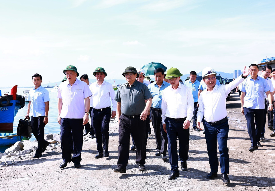 Thủ tướng Phạm Minh Chính kiểm tra Công trình Xây dựng Khu bến cảng Liên Chiểu. (Ảnh: Dương Giang/TTXVN)