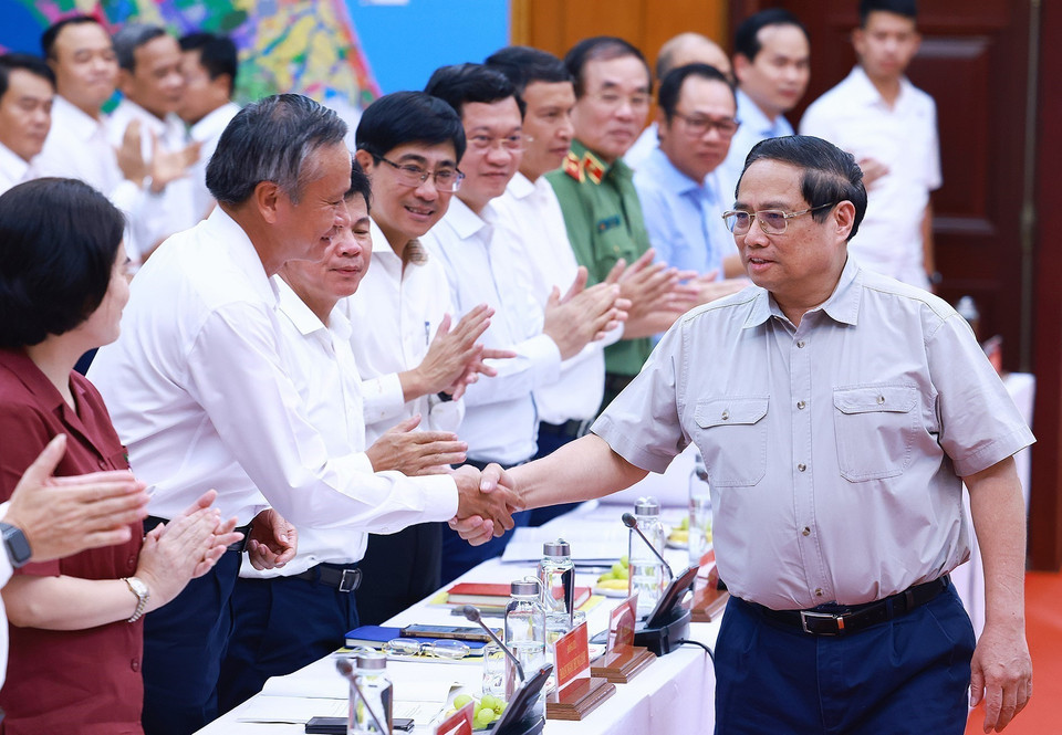 Thủ tướng Phạm Minh Chính với lãnh đạo thành phố Đà Nẵng. (Ảnh: Dương Giang/TTXVN)