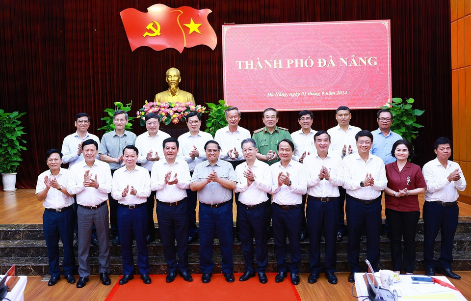 Thủ tướng Phạm Minh Chính với lãnh đạo thành phố Đà Nẵng. (Ảnh: Dương Giang/TTXVN)