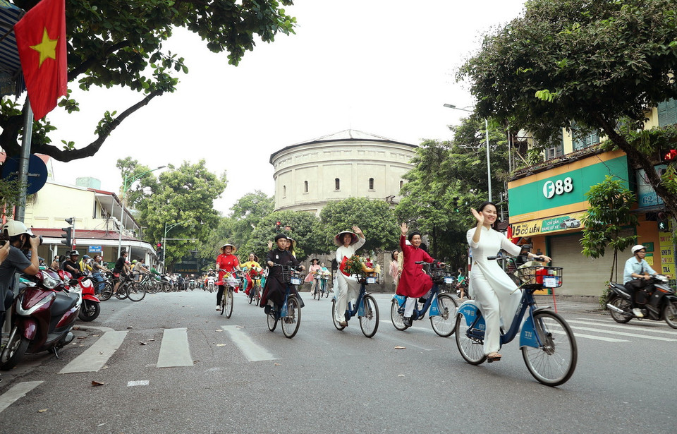 Đoàn đi qua Thác nước trên phố Hàng Đậu. (Ảnh: Quốc Khánh/TTXVN)