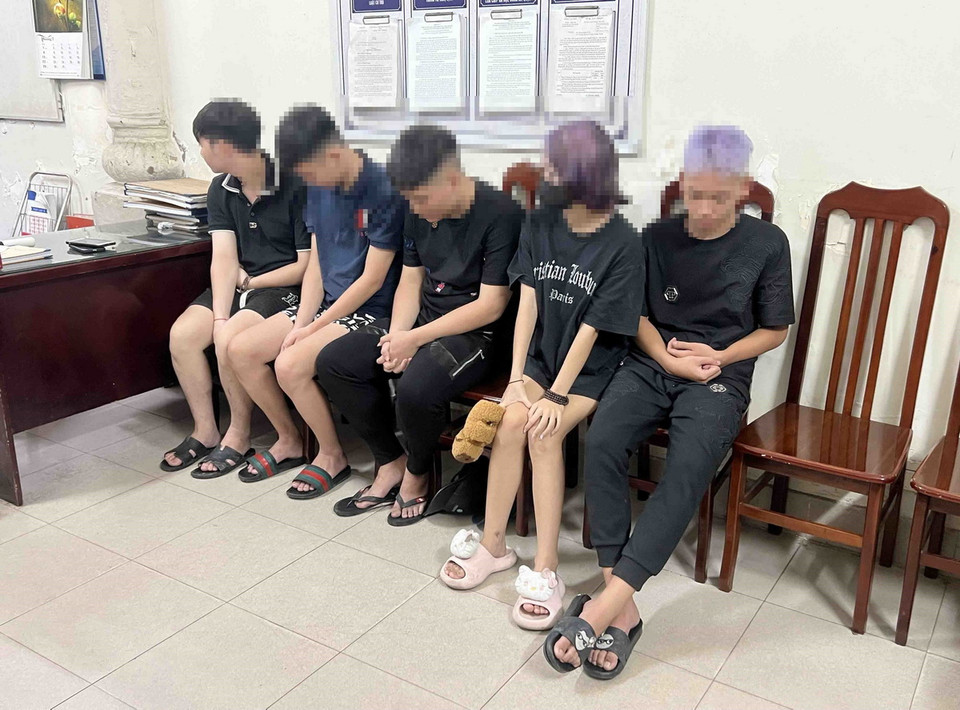 Trong đêm 31/8/2024, nhiều trường hợp đi xe máy lạng lách, đánh võng, nẹt pô gây mất trật tự an toàn giao thông đã bị tổ công tác liên ngành Y9/141 hoá trang bắt giữ và bàn giao cho Công an phường để xử lý theo pháp luật. (Ảnh: Phạm Kiên/TTXVN)