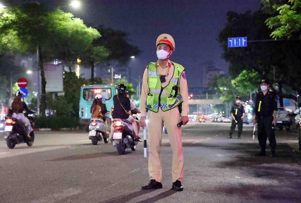 Tổ công tác liên ngành Y6/141 làm nhiệm vụ tại tuyến phố Trần Khát Chân, quận Hai Bà Trưng. (Ảnh: TTXVN)