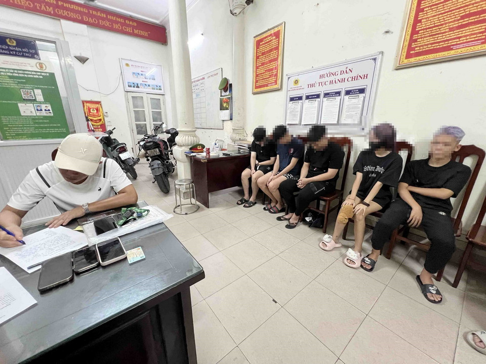 Trong đêm 31/8/2024, nhiều trường hợp đi xe máy lạng lách, đánh võng, nẹt pô gây mất trật tự an toàn giao thông đã bị tổ công tác liên ngành Y9/141 hoá trang bắt giữ và bàn giao cho Công an phường để xử lý theo pháp luật. (Ảnh: Phạm Kiên/TTXVN)