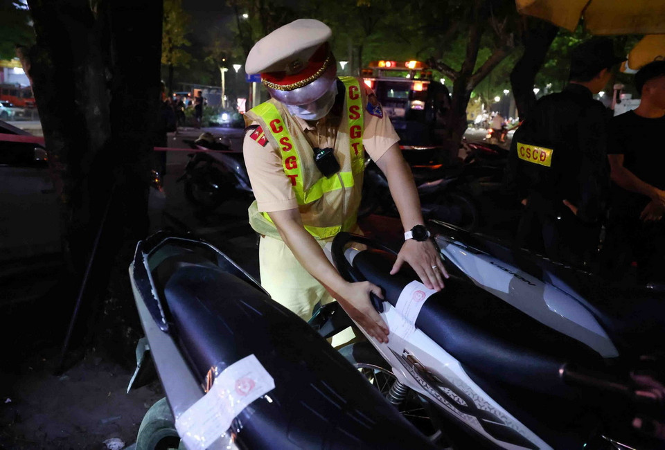 Nhiều trường hợp vi phạm an toàn giao thông đã bị tổ công tác Y1/141 kiểm tra, xử lý và tạm giữ phương tiện trong đêm 31/8. (Ảnh: Phạm Kiên/TTXVN)