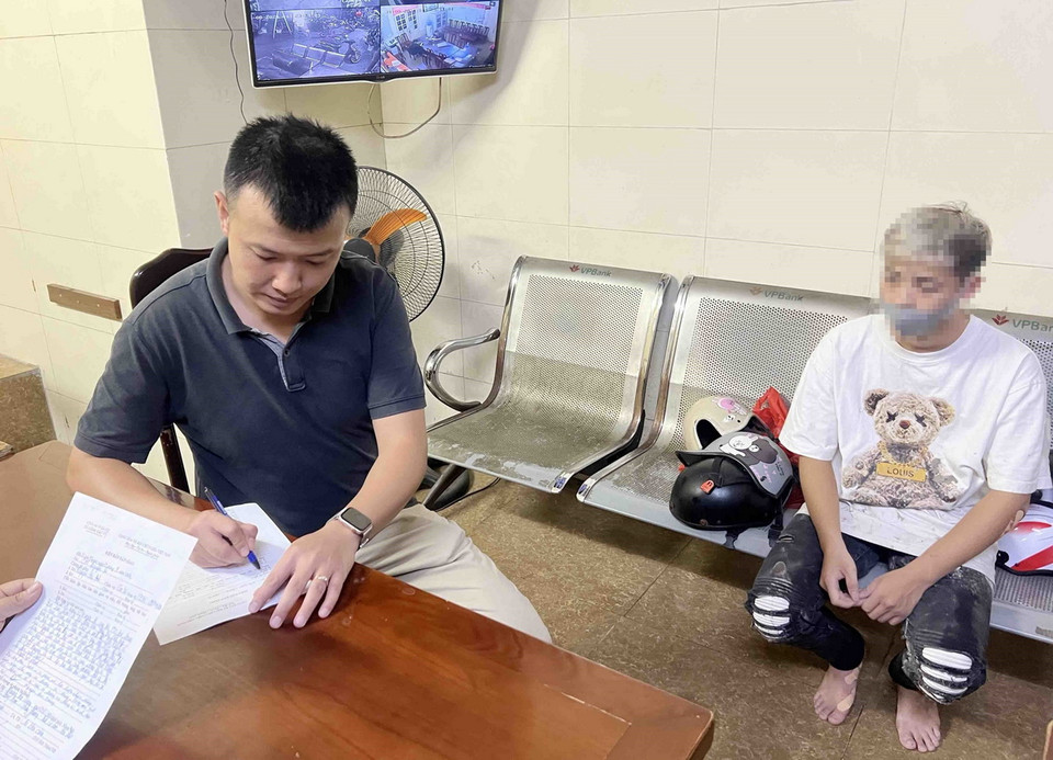 Một trường hợp đi xe máy lạng lách, đánh võng, nẹt pô gây mất trật tự an toàn giao thông đã bị tổ công tác liên ngành Y9/141 hoá trang bắt giữ và bàn giao cho Công an phường để xử lý theo pháp luật. (Ảnh: Phạm Kiên/TTXVN)