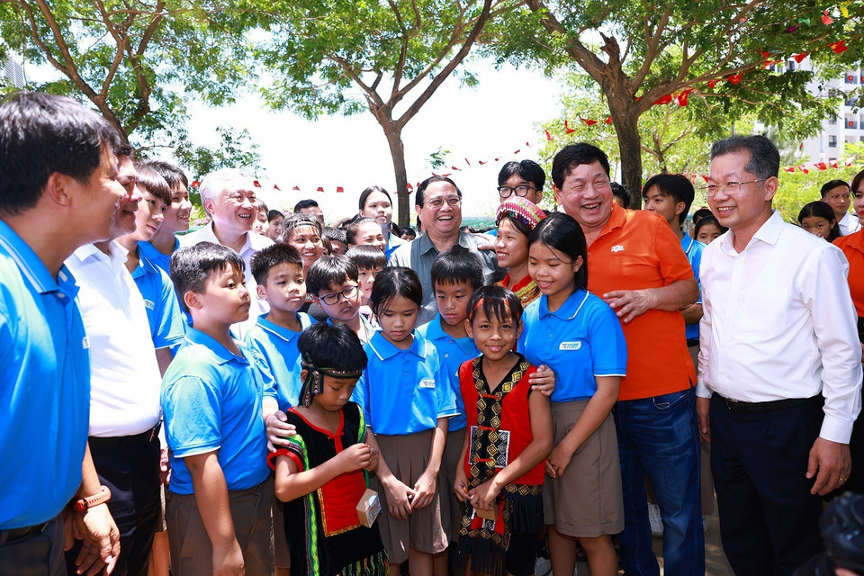 Thủ tướng Phạm Minh Chính với học sinh Trường Hy Vọng. (Ảnh: Dương Giang/TTXVN)