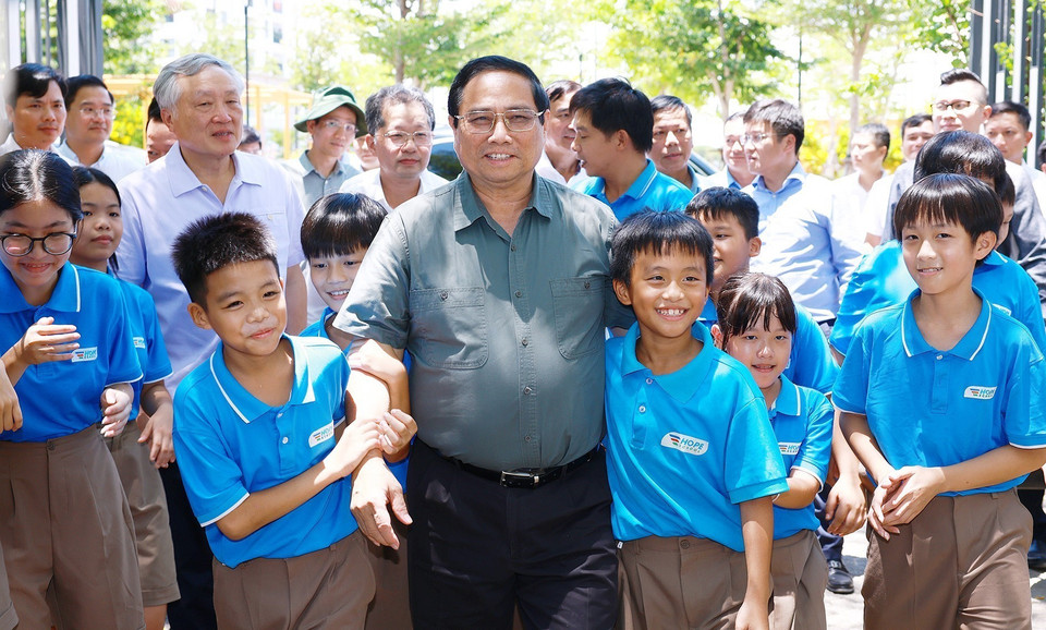 Thủ tướng Phạm Minh Chính với học sinh Trường Hy Vọng. (Ảnh: Dương Giang/TTXVN)