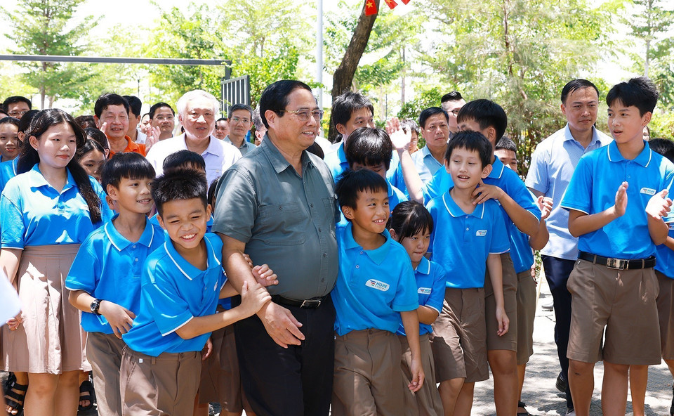 Thủ tướng Phạm Minh Chính với học sinh Trường Hy Vọng. (Ảnh: Dương Giang/TTXVN)