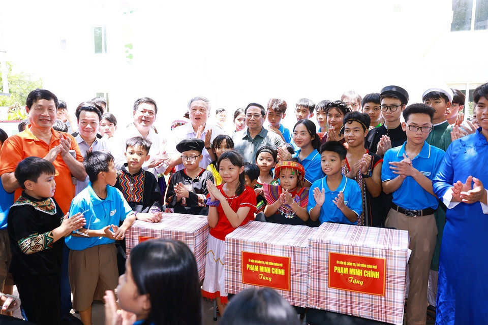 Thủ tướng Phạm Minh Chính tặng quà cho học sinh Trường Hy Vọng. (Ảnh: Dương Giang/TTXVN)