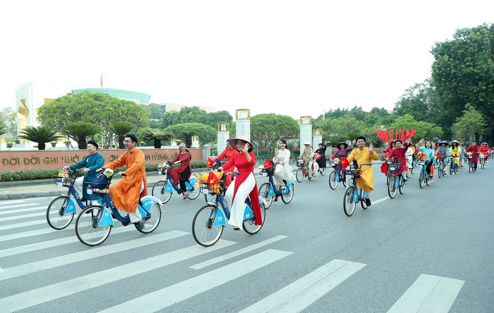 Đoàn diễu hành qua Đài tưởng niệm các anh hùng Liệt sỹ trên phố Hoàng Diệu. (Ảnh: Quốc Khánh/TTXVN)