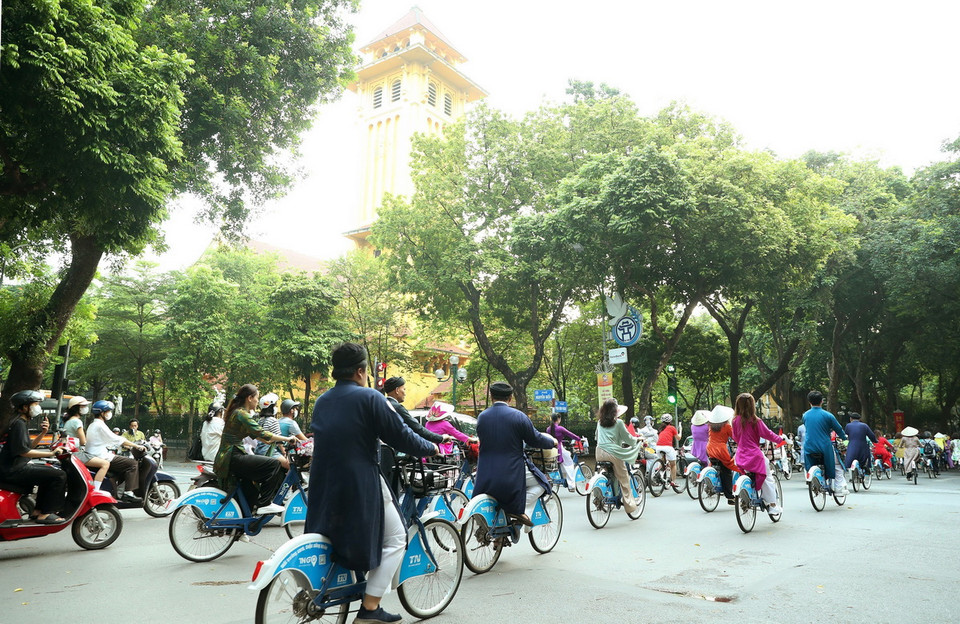 Đoàn trên tuyến phố Phan Đình Phùng, qua nhà thờ Cửa Bắc. (Ảnh: Quốc Khánh/ TTXVN)