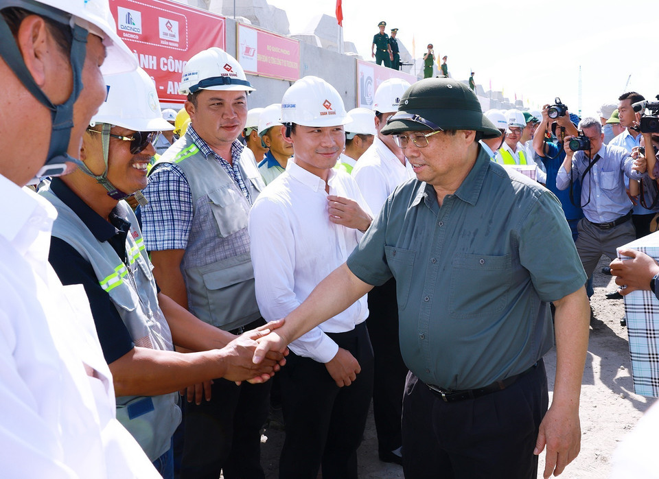 Thủ tướng Phạm Minh Chính với công nhân thi công Công trình Xây dựng Khu bến cảng Liên Chiểu. (Ảnh: Dương Giang/TTXVN)