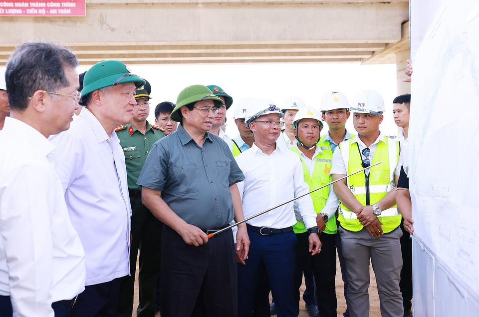 Thủ tướng Phạm Minh Chính xem bản đồ hướng tuyến Nút giao thông đường tránh Nam Hầm Hải Vân. (Ảnh: Dương Giang/TTXVN)