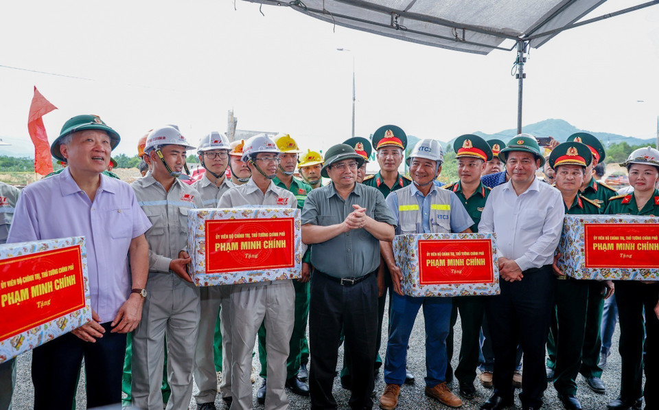Thủ tướng Phạm Minh Chính tặng quà công nhân thi công xây dựng, giải phóng mặt bằng Đường cao tốc Hòa Liên-Túy Loan. (Ảnh: Dương Giang/TTXVN)