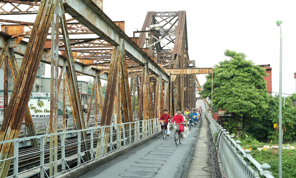 Đoàn trên cầu Long Biên, một di sản đặc biệt của Hà Nội. (Ảnh: Quốc Khánh/TTXVN)