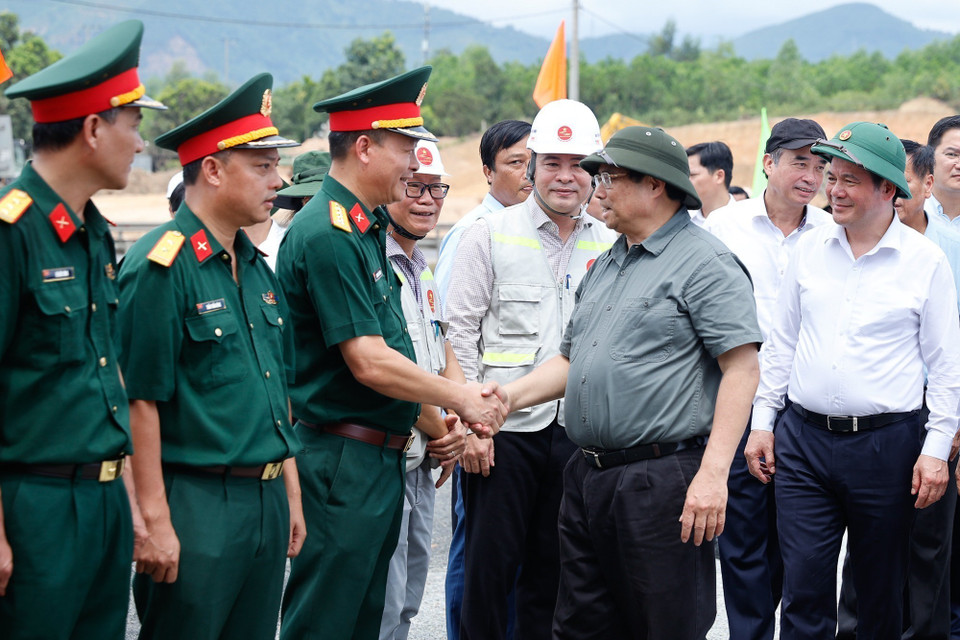 Thủ tướng Phạm Minh Chính với đơn vị thi công xây dựng, giải phóng mặt bằng Đường cao tốc Hòa Liên-Túy Loan. (Ảnh: Dương Giang/TTXVN)