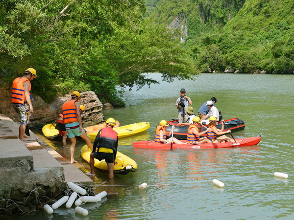 Du khách nước ngoài đi thuyền tham quan tuyến du lịch sông Chày-hang Tối thuộc Vườn Quốc gia Phong Nha-Kẻ Bàng. (Ảnh: Đức Thọ-Mạnh Thành/TTXVN)