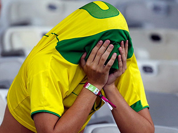 Thậm chí, một cổ động viên đã không dám nhìn vào sự thật