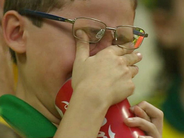 Một em nhỏ đã khóc khi chứng kiến đội nhà thua trận