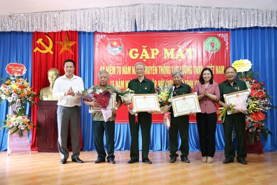 Trao bằng khen của Chủ tịch Ủy ban Nhân dân tỉnh cho tập thể, cá nhân điển hình tiên tiến tại Lễ kỷ niệm 70 năm Ngày truyền thống lực lượng thanh niên xung phong Việt Nam, 15 năm Ngày thành lập Hội cựu thanh niên xung phong tỉnh Hải Dương và tổng kết biểu dương các điển hình tiên tiến cựu thanh niên xung phong giai đoạn 2015-2020. (Ảnh: Mạnh Minh/TTXVN)