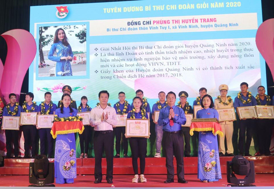 Tỉnh đoàn Quảng Bình tuyên dương 30 bí thư Chi đoàn giỏi, 15 Chi đoàn mạnh cấp tỉnh năm 2020 tại Lễ kỷ niệm 70 năm Ngày truyền thống lực lượng Thanh niên xung phong Việt Nam (15/7/1950-15/7/2020). (Ảnh: Võ Dung/TTXVN)