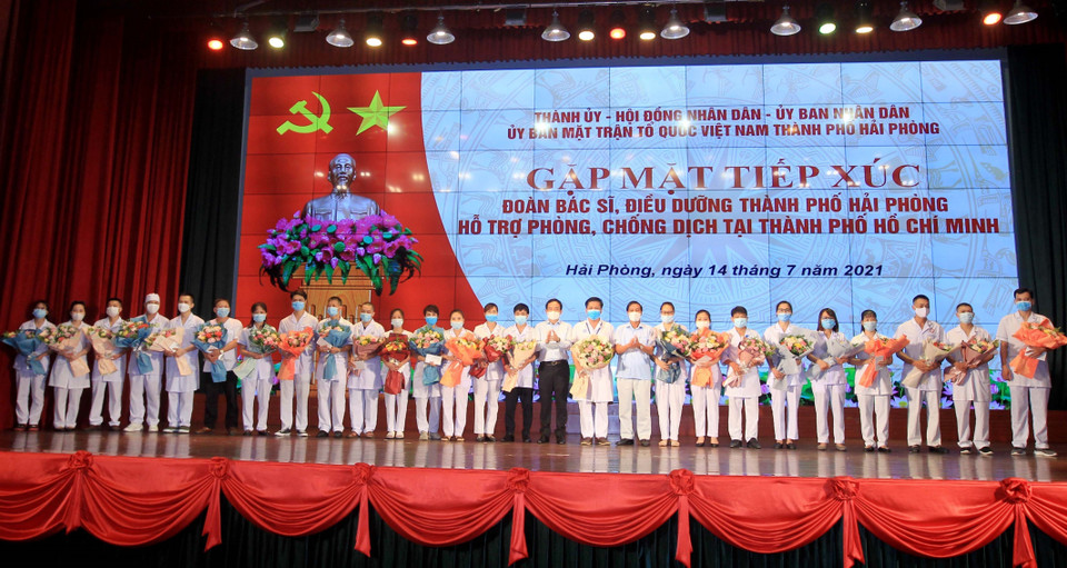 Lãnh đạo thành phố Hải Phòng và tặng hoa và quà, động viên tinh thần các bác sỹ chuẩn bị công tác phòng chống dịch tại Thành phố Hồ Chí Minh. (Ảnh: An Đăng/TTXVN)