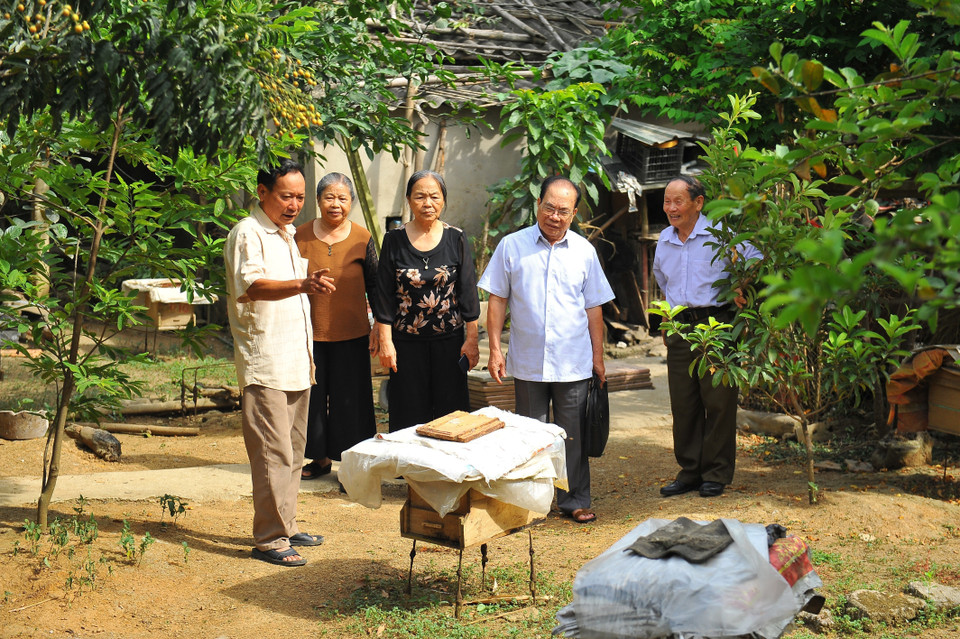 Ông Đinh Quốc Đại - cựu thanh niên xung phong giới thiệu mô hình nuôi ong với các đồng đội. Ông không ngừng vươn lên trong cuộc sống, có nhiều đóng góp vào sự phát triển kinh tế chung cho Ninh Bình. (Ảnh: Minh Đức/TTXVN)