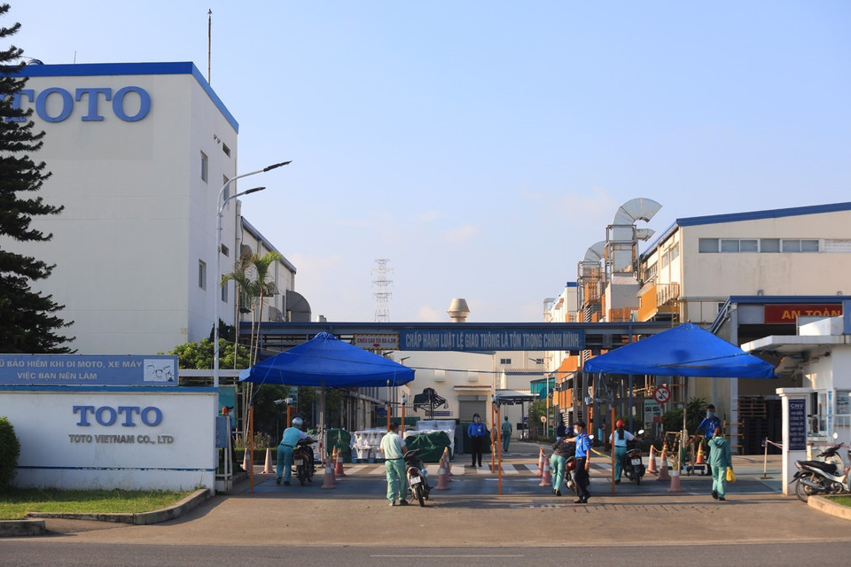 Công nhân trong Khu Công nghiệp Thăng Long thực hiện nghiêm chỉnh các quy định về công tác phòng chống dịch. (Ảnh: Phan Tuấn Anh/TTXVN)