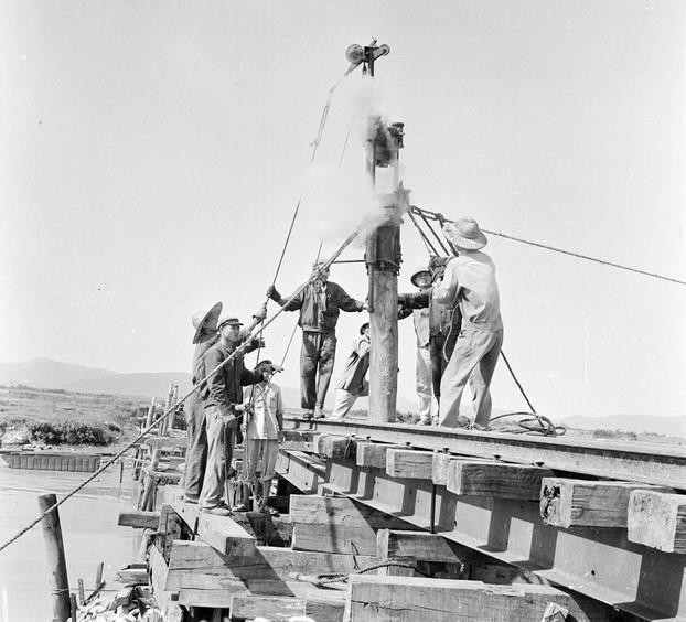 Đội cầu 203 tuyến đường X nhiều lần khẩn trương tới những điểm máy bay địch đánh phá để kịp thời giải quyết hậu quả. (Ảnh: Văn Sắc/TTXVN)