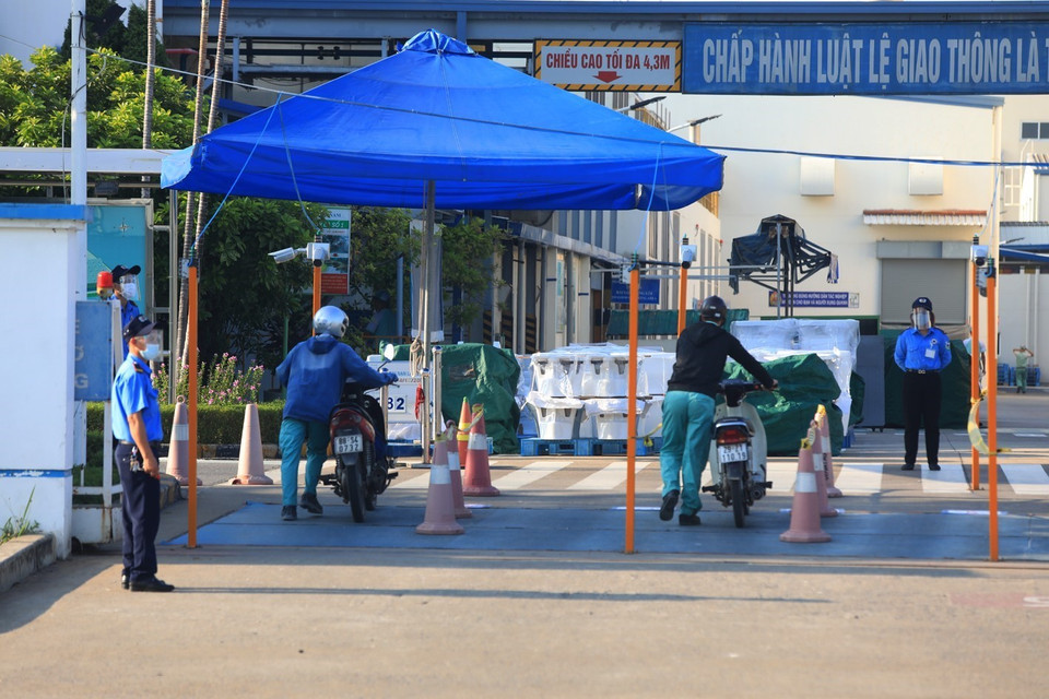 Các biện pháp phòng, chống dịch và thực hiện 5K tại các công ty trong khu công nghiệp Thăng Long luôn được triển khai chặt chẽ. (Ảnh: Phan Tuấn Anh/TTXVN)
